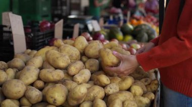 Adam taze patates alıyor.
