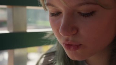 Yeşil gözlü bir kızın portresi..