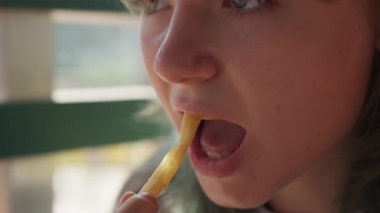 Kız parktaki kameraya bakıyor.