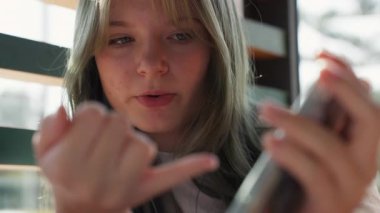 Restoranda Smartphone kullanan kadın