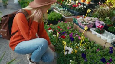 Saksıda çiçekli bir kız