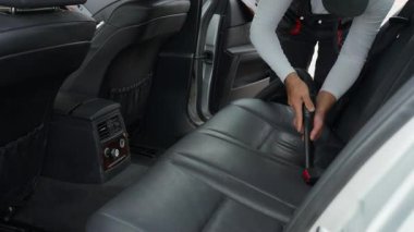 Arabanın içi, arabadaki adam.