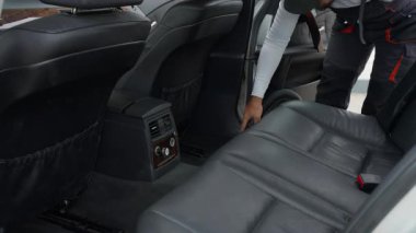 Modern iç mekanlı bir araba.