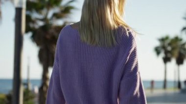 Okyanusun kenarında duran kadın