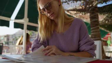 Restoranda deftere yazan güzel bir kadın.