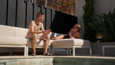 çift kanepede oturuyor.