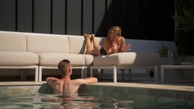 Yüzme havuzunda dinlenen bir çift.