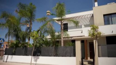 Sokaktaki modern evin dışında.