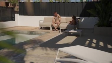 Yüzme havuzunda oturan kadın