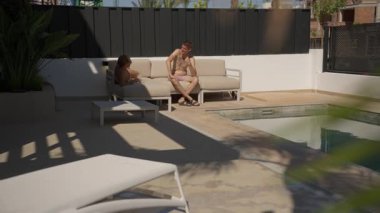 Kadın ve erkek yüzme havuzunda