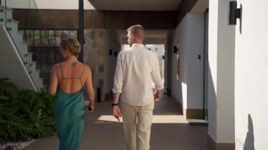 Şehirde yürüyen, yürüyen, gülümseyen bir çift.