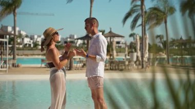 Genç çift sahilde eğleniyor.