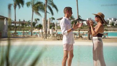 Kumsalda yürüyen çift.