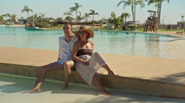 Beyaz elbiseli, şapkalı, beyaz elbiseli bir kadın ve bir adam, beyaz elbiseli bir adam, aşık bir kız.