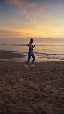 Sabah plajda koşan bir kadın.