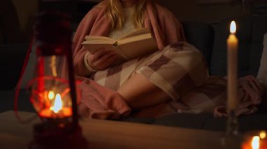 genç kız evde kitap okurken