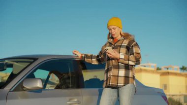 Sarı şapkalı genç bir kadın.