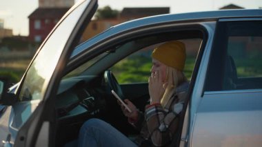 Arabadaki genç kadın.