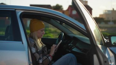 Araba süren genç bir kadın..