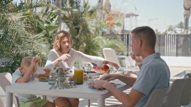 Kafedeki masada oturan ve pizza yiyen mutlu genç adam ve kadın. Aile tatili, tatil, tatil kavramı