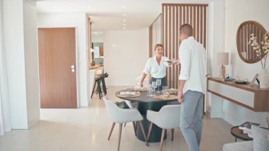 Mutlu genç çift mutfakta yemek yiyor..