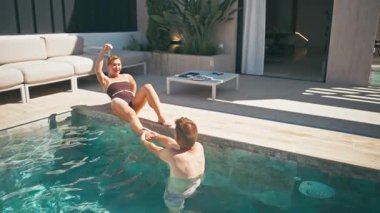 Birbirine aşık çiftler yüzme havuzunda iyi vakit geçiriyorlar. Erkekler ve kadınlar lüks bir villada dinleniyorlar..
