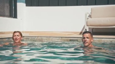 Yüzme havuzunda rahatlatıcı Çift.