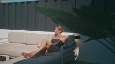 Evdeki Koltukta Dinlenen Kadın