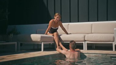 Yüzme havuzunda rahatlatıcı Çift