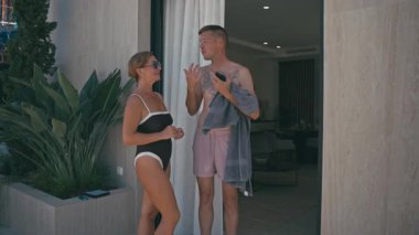 Genç bir çift otelin terasında dans ediyor.