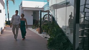 Genç adam ve kadın şehirde dolaşıyorlar.