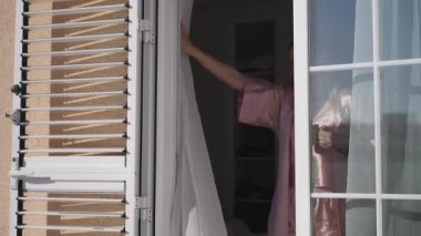 Kadın sabah kapıyı açıyor.