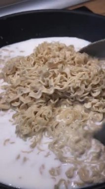 Çatal ve kaşıkla erişte.