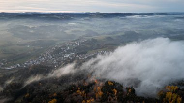 Bavyera Ormanı 'nın muhteşem manzarası ve vadide yoğun, mistik sis bulunan Straubing-Bogen bölgesiyle doğal bir manzara. Almanya, Bavyera 'daki sonbahar manzarası.