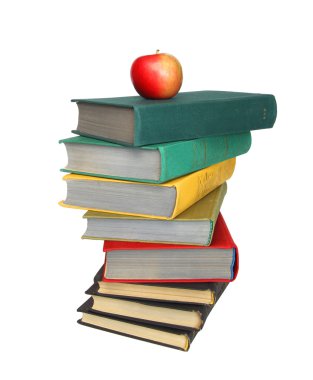 Bir kitap yığını üzerinde kırmızı elma
