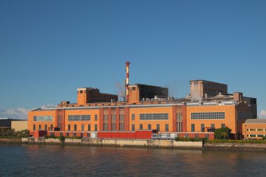 Nehir kıyısında Bina Kağıt Fabrikası