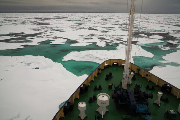 Исследовательские суда в ледяном арктическом море

