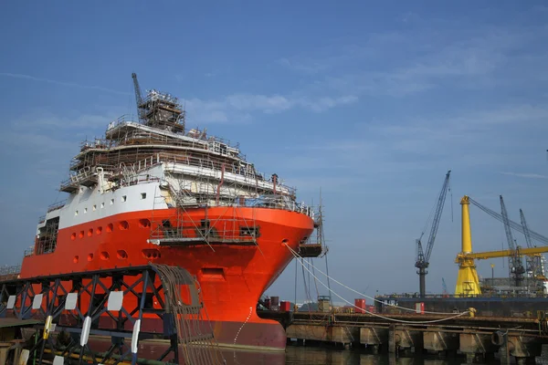 Schip onder reparaties met steigers — Stockfoto