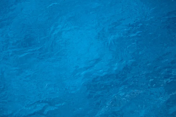 充满活力的蓝色水晶般清澈海洋水作为背景 免版税图库照片