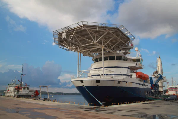 Moderne olie tuig bevoorradingsschip naast verblijf in de haven — Stockfoto