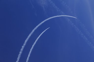 Jet uçakları izleri olan