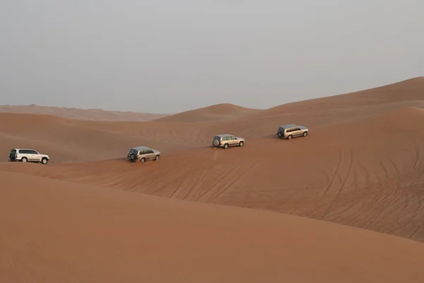 Колонна кроссоверов, путешествующих по песчаным дюнам — стоковое фото