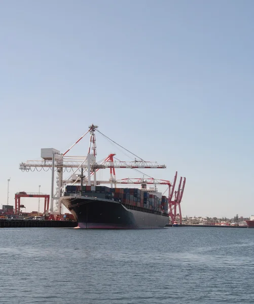 Containerschip wordt geladen — Stockfoto