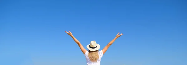 Mujer Con Sombrero Levantó Sus Manos Contra Cielo Azul — Foto de Stock