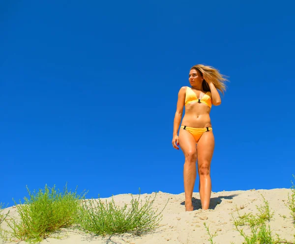 Blick Von Unten Auf Ein Mädchen Badeanzug Der Wüste Sand — Stockfoto