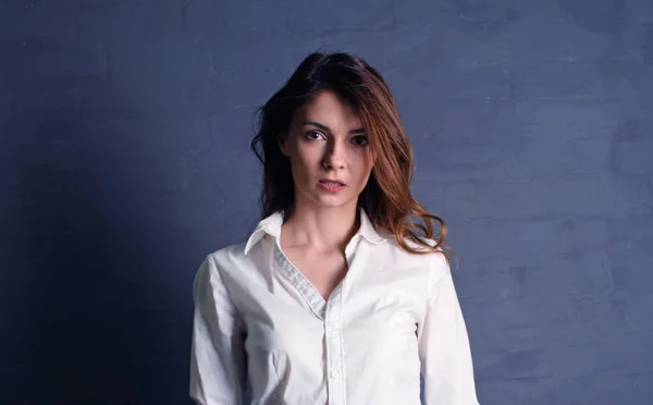 Retrato Una Joven Morena Con Camisa Blanca Sobre Fondo Negro — Foto de Stock
