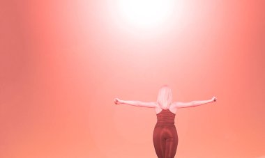 Beyaz güneşli, kızıl gökyüzünün arka planında elleri olan genç atletik bir kız. Arka plan