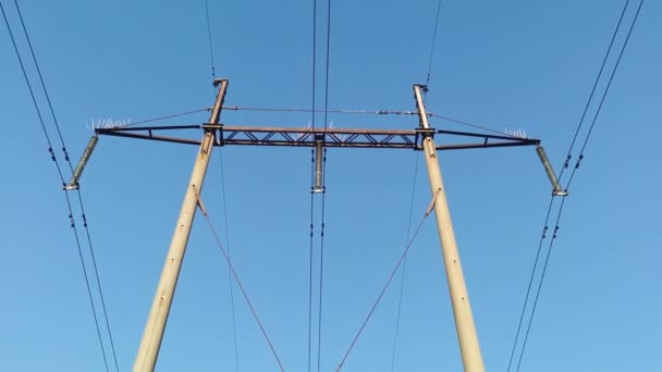 Vista Inferior Postes Alta Tensão Contra Céu Azul Eletricidade Tecnologia — Vídeo de Stock