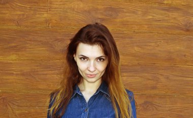 Koyu turuncu ahşap arka planda esmer kadın portresi. Duygular