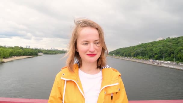 Gezicht Een Portret Van Een Vrouw Een Geel Jasje Brug — Stockvideo